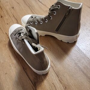 Cushionaire  Women Converse  size 9
